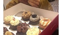 Duh cantiknya! Berfoto dengan aneka cupcake di hadapannya. Hayo, kalau kamu suka yang mana? Foto: Instagram @illusomina