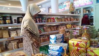 Seorang pengunjung tengah memilih oleh-oleh yang akan dibeli (Akrom Hazami/detikTravel)