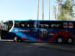 Bus Timnas Inggris tiba di hotel tempat mereka menginap. (Foto: Lee Smith/Reuters)