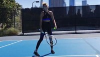 Tak hanya itu, Hailey yang juga kerap terlihat memakai pakaian sporty ini juga suka berolahraga tenis. (Foto: Instagram/haileybaldwin)