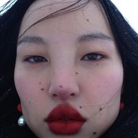 Sebagai model sebenarnya Tsunaina tidak terlalu tinggi namun berkat tampilan wajahnya yang tidak biasa itulah ia ditawari menjadi model. Foto: Dok. Instagram/Tsunaina