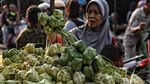 Penjual Ketupat Lebaran Ramai Diserbu Pembeli