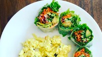 Memasuki usia 43 tahun, Preity masih tampak cantik dan awet muda. Ia gemar mengonsumsi makanan sehat seperti salad roll dan telur orak-arik saat sarapan. Nyamm! Foto: Instagram realpz