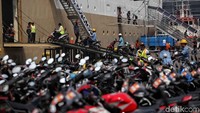 Enam kapal itu diperuntukan untuk mengangkut penumpang dan kendaraan bermotor, masing-masing berkapasitas 560 motor dan 600 penumpang.