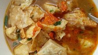 Batagor kuah yang diunggah oleh @chubbywithme. Batagor renyah dengan kuah oranye yang gurih dengan tambahan sambal yang sedap. Foto: Instagram @chubbywithme