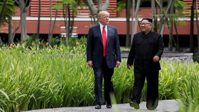 Melihat Lagi Momen Akrab Trump-Kim Jong Un Jalan-jalan di Taman
