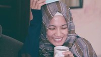 Begini gaya sederhana Alyssa kalau sedang menikmati segelas teh hangat di rumah. Meski tanpa riasan wajah, Alyssa terlihat cantik natural. Foto: Instagram @ichasoebandono