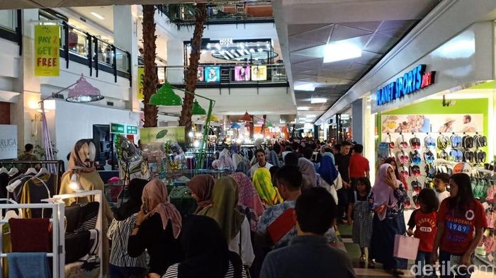Warga Makassar Padati Mal/Foto: Ibnu Munsir Warga Makassar Padati Mal/Foto: Ibnu Munsir