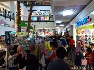 Warga Makassar Ramai-ramai Serbu Diskon di Mal Jelang Lebaran