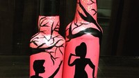 Dengan kreatifitas, botol bisa jadi media lukis yang bagus. Lihat dua lukisan di botol ini, sepasang kekasih yang memadu cinta di bawah pohon bunga. Foto: Istimewa