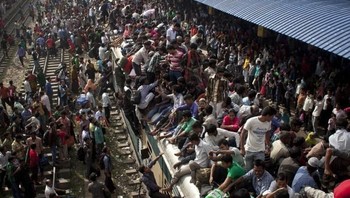 Ratusan bahkan ribuan stasiun dipenuhi manusia. (Foto: Reuters)