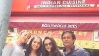 Preity sedang mengobati kerinduannya akan masakan India. Ia berfoto di depan sebuah restoran India di Los Angeles.Foto: Instagram realpz