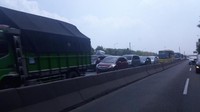 Antrean panjang di ruas Tol Jakarta-Cikampek membuat kendaraan pemudik hanya dapat berjalan perlahan di sepanjang jalan tol. Kondisi tersebut terlihat hingga KM 32 Tol Cikampek.