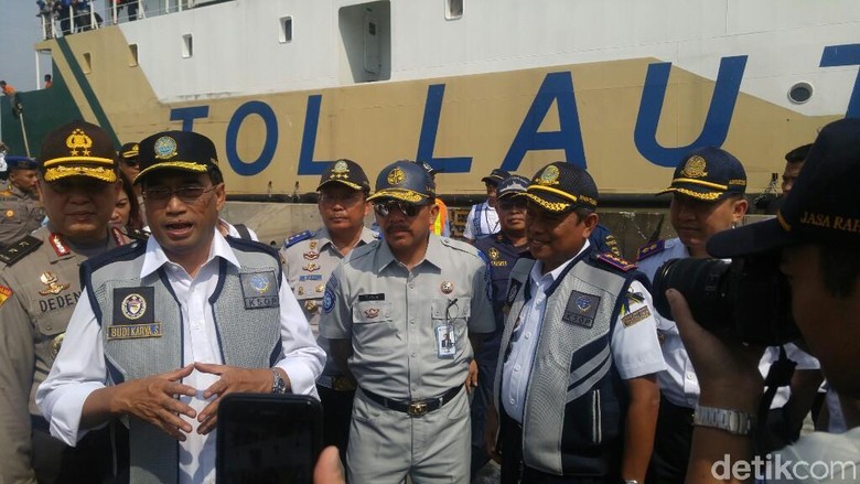 Menhub Bantu Anak 2 Petugas yang Tewas Tertabrak di Tol Cipali Menhub Bantu Anak 2 Petugas yang Tewas Tertabrak di Tol Cipali