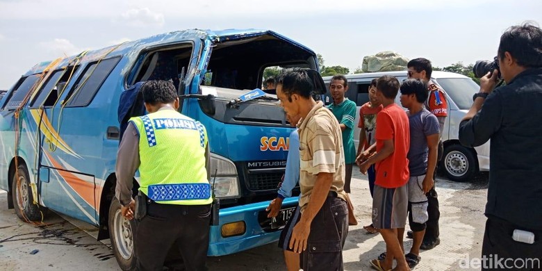 Penumpang Minibus Terguling di Tol Pejagan Alami Luka Ringan