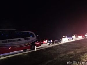 H-1 Lebaran, Tol Pejagan Padat Antrean Kendaraan dari Cirebon