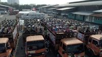 22 truk pengangkut sepeda motor pemudik Honda diberangkatkan ke Semarang, Yogyakarta, dan Solo. Foto: Detikcom