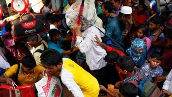 Mereka tak peduli bagaimana bahayanya demi berjuang untuk menaiki kapal. (Foto: ReutersFoto: Reuters)