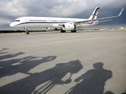 Timnas Inggris mendarat dengan pesawat Boeing 757-23N pada pukul 3.45 sore waktu setempat. Terlihat sudah banyak wartawan menunggu kedatangan skuat The Three Lions. (Foto: Anton Vaganov/Reuters)