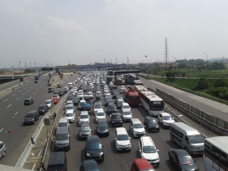 Puncak Arus Mudik, GT Cikarang Utama Macet 10 Km Puncak Arus Mudik, GT Cikarang Utama Macet 10 Km