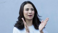 Ia melengkapi penampilannya dengan kaftan berwarna biru. Foto: Palevi S/detikHOT