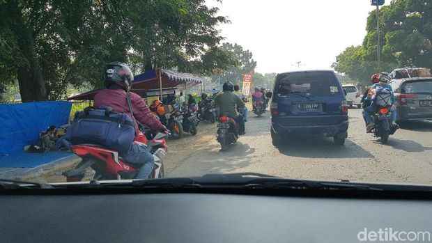 Keluar Tol, Pemudik Terjebak Macet di Simpang Jomin