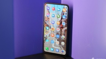 Nex, yang kamera depannya muncul dari dalam, jadi flagship milik Vivo. Foto: Sina Mobile