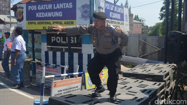 Polisi di Cirebon Ini Atur Lalulintas Sambil Bergoyang