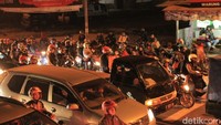 Kemacetan arus lalu lintas mulai terlihat sekitar pukul 02.50 WIB, Rabu (13/6/2018).