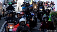 Dari H-7 hingga H-3 volume kendaraan yang melintas di jalur penghubung Kabupaten Bandung dan Kabupaten Garut ini terus meningkat.