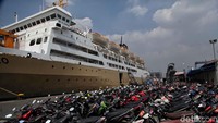 Sebanyak tiga kapal komersil dan satu kelompok mudik gratis dari Kemenhub diberangkatkan hari ini.