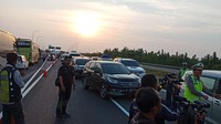 Korlantas berlakukan contraflow di Tol Cikampek-Palimanan KM 138. Sehingga diberlakukan satu arah (one way) guna mengurai kepadatan yang terjadi di ruas Tol Cipali. (Foto: Eva Safitri/detikcom)