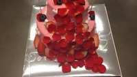 Cake dengan dominasi warna merah muda dan merah ini terlihat sangat cantik. Ditambah dengan hiasan strawberry, rasanya gimana ya? Foto: Instagram @illusomina