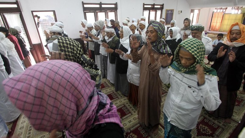 Jemaah Tarekat Naqsabandiyah Lebaran Idul Fitri Hari Ini Jemaah Tarekat Naqsabandiyah Lebaran Idul Fitri Hari Ini