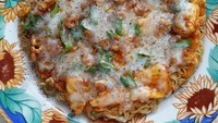 Ini dia salah satu omelet mie yang sengaja dibuat seperti pizza. Selain bertopping keju mozarella, akun @dyta_est terlihat sengaja memberikan saus pasta dan bahan lainnya.