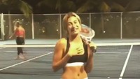 Beberapa kali ia mengunggah video bermain tenis di malam hari bersama kawan-kawannya. (Foto: Instagram/haileybaldwin)
