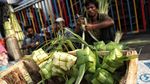 Penjual Ketupat Lebaran Ramai Diserbu Pembeli
