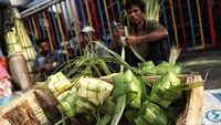 Untuk 10 buah ketupat dijual dengan harga Rp 5 ribu sampai Rp 6 ribu.