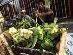 Penjual Kulit Ketupat Kantongi Jutaan Rupiah Jelang Lebaran