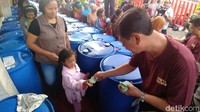 Menurut Kabid Humas PT Gudang Garam Tbk, Ihwan Tri Cahyono, pembagian salam tempel ini masih sama seperti tahun-tahun sebelumnya. Masing-masing warga diberikan salam tempel berupa uang sebesar Rp 20 Ribu per orang. Bahkan untuk tahun ini peserta salam tempel memgalami peningkatan dibanding tahun kemarin.