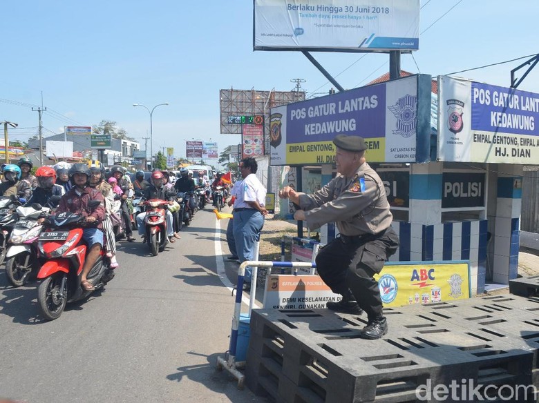 Polisi di Cirebon Ini Atur Lalulintas Sambil Bergoyang