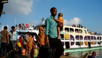 Sama seperti kereta, pelabuhan ini juga dipadati pemudik. (Foto: Reuters)