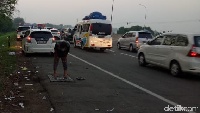 Macet parah di puncak mudik membuat mobil parkir ‘berjemaah’ dan membuat salah seorang pemudik harus menunaikan salat di bahu Jalan Tol Cikampek. Nama pemudik itu Budi Nugraha. Dia mudik dari Ciledug, Tangerang dan hendak ke Tasikmalaya.  (Budi-pembaca)