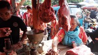 Pasar daging dadakan ini sudah ada sejak tahun-tahun sebelumnya dan selalu ramai pembeli.
