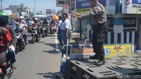 Tak seorang diri, biasanya aksi Tutu ini dilakukan bersama rekan lainnya yang berjaga di pos pengamanan Polsek Kedawung.
