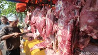 Pagi ini di sepanjang jalan Pasar Tradisional Pondok Labu, Jakarta Selatan mulai terlihat para penjual daging dadakan.