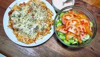 Wah, akun @missladahitam ini sengaja mengganti mie telur atau mie instan dengan spaghetti. Kemudian dipadu telur dan diberi topping tuna dan saus mozarella.  Foto: Instagram