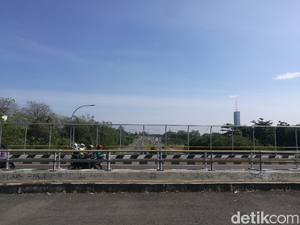 Antimainstream! Aris Mudik ke Luragung Naik Mobil Tanpa Lewat Tol