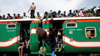 Sistem transportasi yang kurang baik membuat penumpang saling berdesakan. (Foto: Reuters)