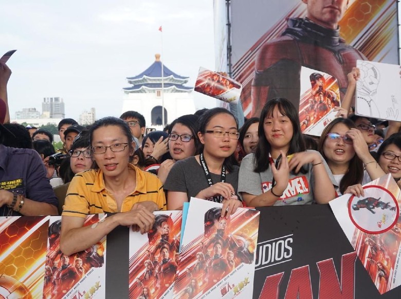 Sejumlah Penggemar Marvel Banjiri Red Carpet Ant-Man and The Wasp Sejumlah Penggemar Marvel Banjiri Red Carpet Ant-Man and The Wasp